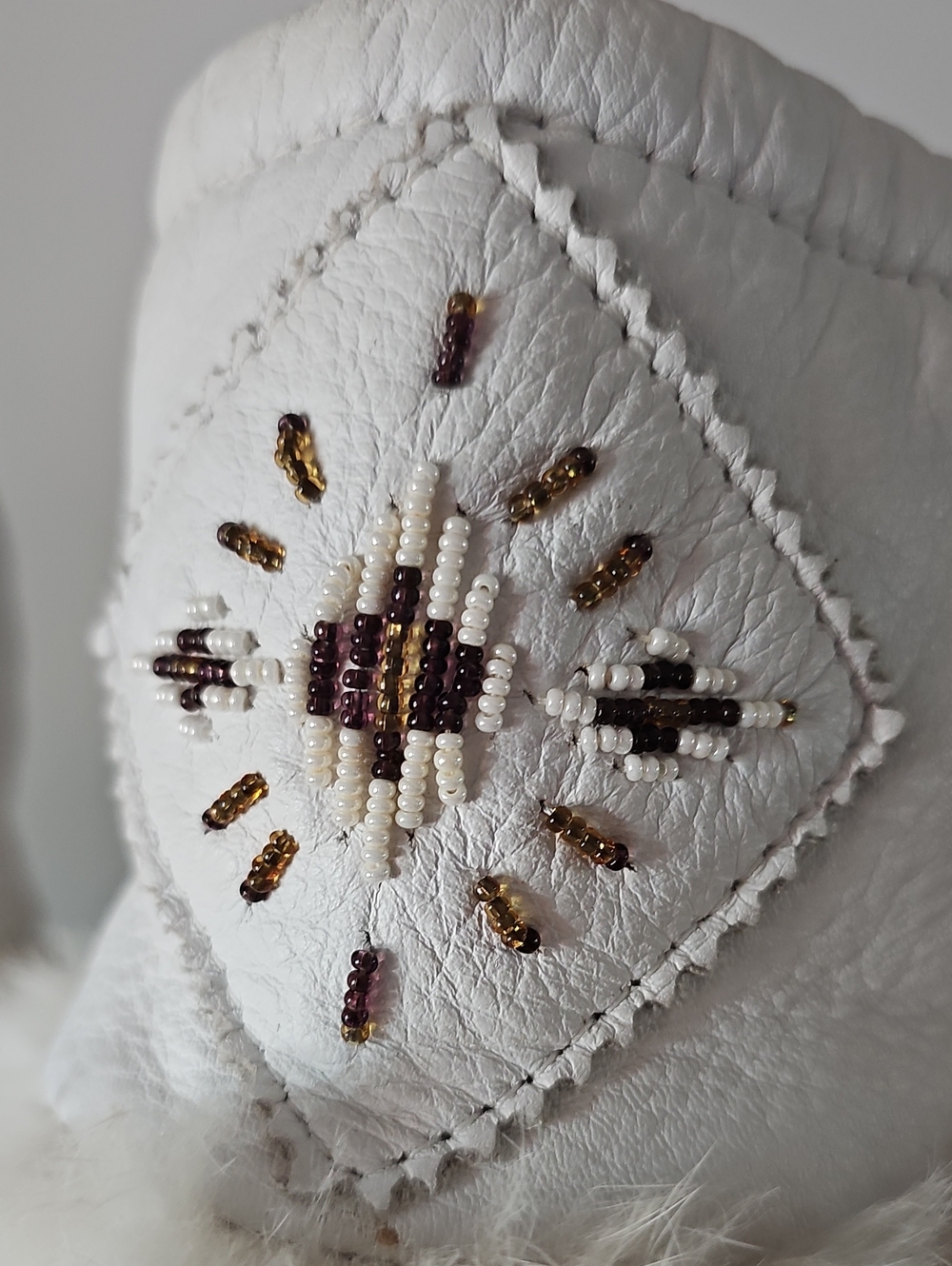 Vintage First Nations Beaded Moccasin Boots - Size 8 - Picture 3 of 10